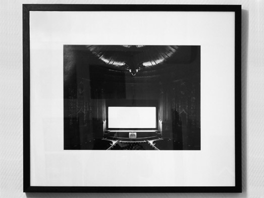 Encadrement 60x70 cm bois teinté-ciré noir - Image Hiroshi Sugimoto (tirage hors atelier)
